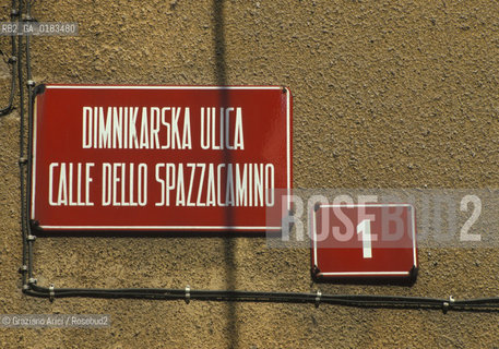 ( SLOVENIA  ) ISTRIA - CAPODISTRIA ( KOPER ) : UNA STRADA DEL CENTRO   - © 2001 Graziano Arici/Rosebud2 / GEO / LINGUA / MINORANZA / INSEGNA