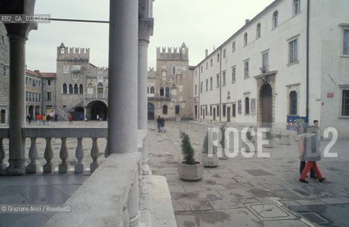 ( SLOVENIA  ) ISTRIA - CAPODISTRIA ( KOPER ) : LA PIAZZA   - © 2001 Graziano Arici/Rosebud2 / GEO / LINGUA / MINORANZA