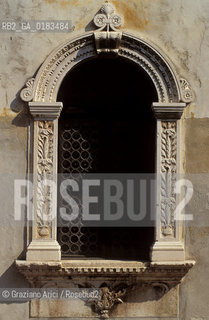 ( SLOVENIA  ) ISTRIA - CAPODISTRIA ( KOPER ) : FINESTRA RINASCIMENTALE   - © 2001 Graziano Arici/Rosebud2 / GEO / LINGUA / MINORANZA