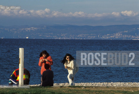 ( SLOVENIA  ) ISTRIA - ISOLA ( IZOLA ) : LUNGOMARE    - © 2001 Graziano Arici/Rosebud2 / GEO / LINGUA / MINORANZA