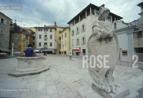 ( SLOVENIA  ) ISTRIA - PIRANO ( PIRAN ) : PRVOMAJSKI TRG    - © 2001 Graziano Arici/Rosebud2 / GEO / LINGUA / MINORANZA / POZZO / CISTERNA