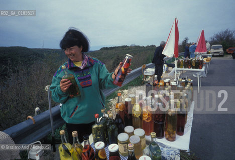 ( SLOVENIA  ) ISTRIA -  GRAPPA DI FRUTTA - © 2001 Graziano Arici/Rosebud2 / GEO / LINGUA / MINORANZA / GASTRONOMIA