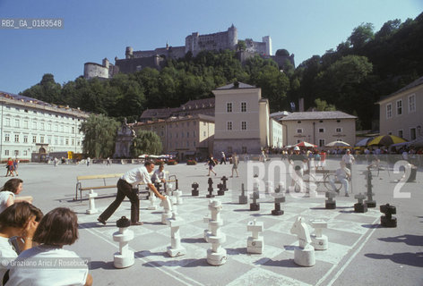 ( AUSTRIA ) SALISBURGO ( SALZBURG ) : KAPITELPLATZ - © 2001 Graziano Arici/Rosebud2 / GEO / GIOCO DEGLI SCACCHI