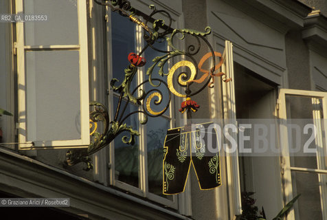 ( AUSTRIA ) SALISBURGO ( SALZBURG ) : INSEGNA  - © 2001 Graziano Arici/Rosebud2 / GEO / PANTALONI