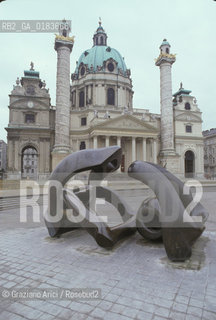 ( AUSTRIA ) VIENNA ( WIEN ) :LA KARLSKIRCHE E UNA STATUA DI HENRY MOORE - © 2001 Graziano Arici/Rosebud2 / GEO
