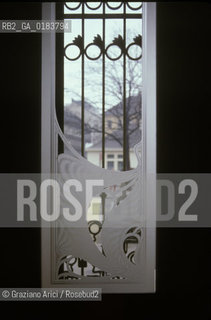 ( AUSTRIA ) VIENNA ( WIEN ) : LE CASE IN LINKEWIENZEILE DI OTTO WAGNER   - © 2001 Graziano Arici/Rosebud2 / GEO /  ARCHITETTURA MODERNA / SECESSIONE / PORTA / VETRO