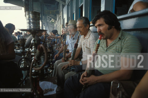 ( TURCHIA ) ISTANBUL :  CAFFE SUL PONTE DI GALATA  - © 1986 Graziano Arici/Rosebud2 / GEO / FUMO / NARGHILE