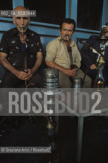 ( TURCHIA ) ISTANBUL :  CAFFE SUL PONTE DI GALATA  - © 1986 Graziano Arici/Rosebud2 / GEO / FUMO / NARGHILE