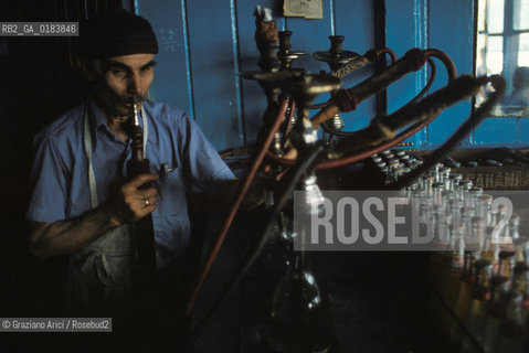 ( TURCHIA ) ISTANBUL :  CAFFE SUL PONTE DI GALATA  - © 1986 Graziano Arici/Rosebud2 / GEO / FUMO / NARGHILE