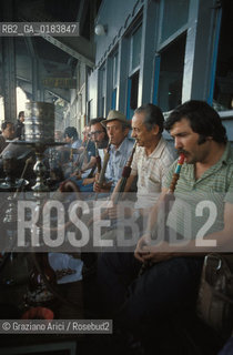 ( TURCHIA ) ISTANBUL :  CAFFE SUL PONTE DI GALATA  - © 1986 Graziano Arici/Rosebud2 / GEO / FUMO / NARGHILE