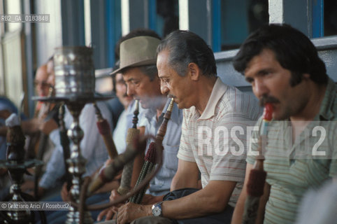 ( TURCHIA ) ISTANBUL :  CAFFE SUL PONTE DI GALATA  - © 1986 Graziano Arici/Rosebud2 / GEO / FUMO / NARGHILE
