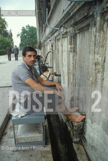 ( TURCHIA ) ISTANBUL :  LA MOSCHEA DI SOLIMANO D I SINAN  - LAVAGGIO RITUALE  - © 1986 Graziano Arici/Rosebud2 / GEO / ARCHITETTURA ISLAMICA