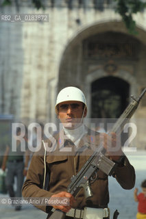 ( TURCHIA ) ISTANBUL :  PALAZZO DI TOPKAPI - SOLDATO DI GUARDIA  - © 1986 Graziano Arici/Rosebud2 / GEO / MUSEO