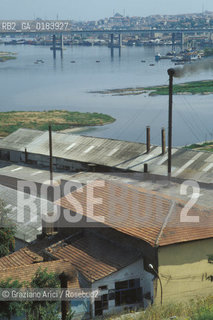 ( TURCHIA ) ISTANBUL : IL CORNO DORO DA EYUP   - © 1986 Graziano Arici/Rosebud2 / GEO / INQUINAMENTO