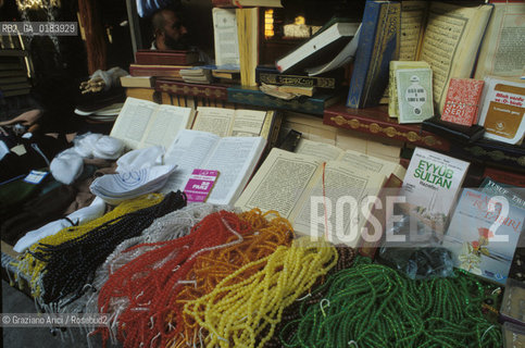 ( TURCHIA ) ISTANBUL : OGGETTI DI CULTO ALLA MOSCHEA DI EYUP   - © 1986 Graziano Arici/Rosebud2 / GEO