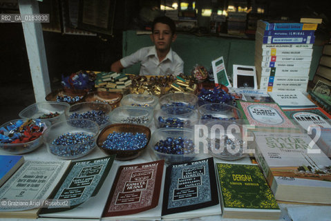 ( TURCHIA ) ISTANBUL : OGGETTI DI CULTO ALLA MOSCHEA DI EYUP   - © 1986 Graziano Arici/Rosebud2 / GEO