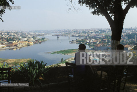 ( TURCHIA ) ISTANBUL : IL CORNO DORO DAL CAFFE PIERRE LOTI A EYUP   - © 1986 Graziano Arici/Rosebud2 / GEO