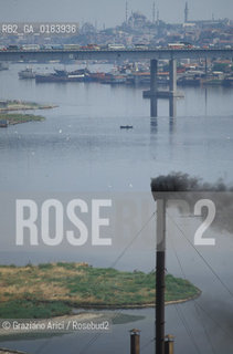 ( TURCHIA ) ISTANBUL : IL CORNO DORO DA EYUP   - © 1986 Graziano Arici/Rosebud2 / GEO / INQUINAMENTO