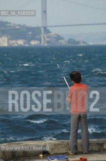 ( TURCHIA ) ISTANBUL : IL BOSFORO E IL PONTE   - © 1986 Graziano Arici/Rosebud2 / GEO / PESCA