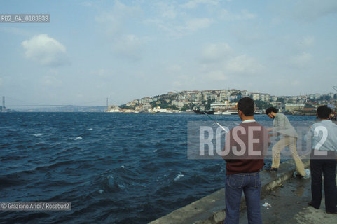 ( TURCHIA ) ISTANBUL : IL BOSFORO E IL PONTE   - © 1986 Graziano Arici/Rosebud2 / GEO / PESCA