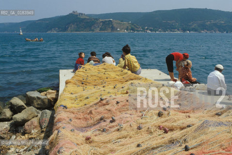 ( TURCHIA ) ISTANBUL : VILLAGGIO SUL BOSFORO   - © 1986 Graziano Arici/Rosebud2 / GEO / PESCA