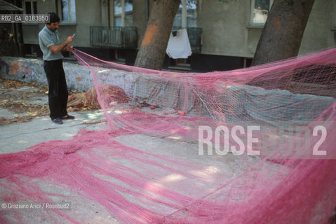 ( TURCHIA ) ISTANBUL : VILLAGGIO SUL BOSFORO   - © 1986 Graziano Arici/Rosebud2 / GEO / RETE / PESCA / ROSA