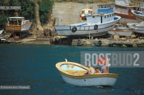 ( TURCHIA ) ISTANBUL : VILLAGGIO SUL BOSFORO   - © 1986 Graziano Arici/Rosebud2 / GEO / BARCA