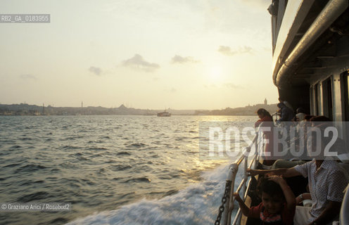 ( TURCHIA ) ISTANBUL : TRAGHETTO SUL BOSFORO   - © 1986 Graziano Arici/Rosebud2 / GEO
