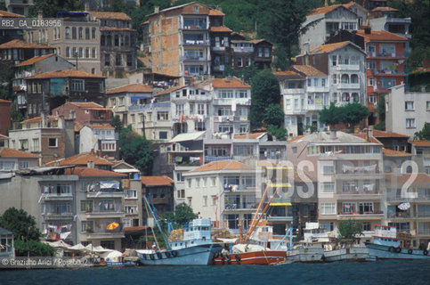 ( TURCHIA ) ISTANBUL : VILLAGGIO SUL BOSFORO   - © 1986 Graziano Arici/Rosebud2 / GEO .