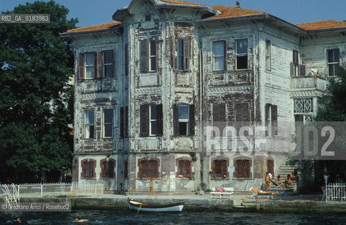( TURCHIA ) ISTANBUL : VILLAGGIO SUL BOSFORO   - © 1986 Graziano Arici/Rosebud2 / GEO