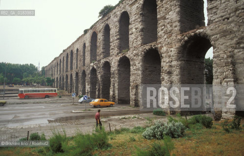 ( TURCHIA ) ISTANBUL :ACQUEDOTTO DI VALENTE  - © 1986 Graziano Arici/Rosebud2 / GEO /