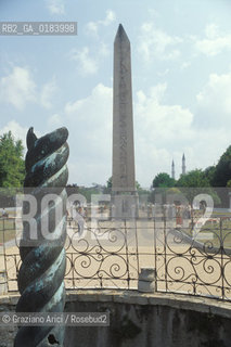 ( TURCHIA ) ISTANBUL :  IPPODROMO - COLONNA SERPENTINA E OBELISCO EGIZIANO   - © 1986 Graziano Arici/Rosebud2 / GEO