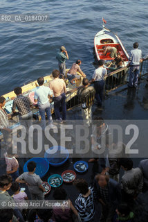 ( TURCHIA ) ISTANBUL : MERCATO DEL PESCE A USKUDAR   - © 1986 Graziano Arici/Rosebud2 / GEO / PESCA