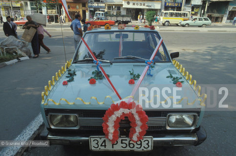 ( TURCHIA ) ISTANBUL : MACCHINA ADDOBBATA PER UN MATRIMONIO   - © 1986 Graziano Arici/Rosebud2 / GEO
