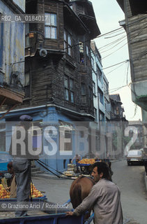 ( TURCHIA ) ISTANBUL :  CASE DI LEGNO  - © 1986 Graziano Arici/Rosebud2 / GEO