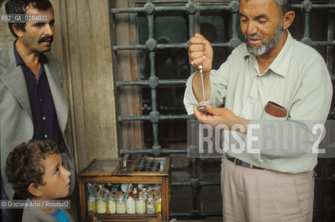 ( TURCHIA ) ISTANBUL :  BAZAR EGIZIANO - VENDITORE DI PROFUMI   - © 1986 Graziano Arici/Rosebud2 / GEO