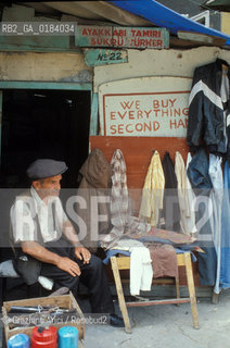 ( TURCHIA ) ISTANBUL :  NEGOZIO DI VESTITI USATI   - © 1986 Graziano Arici/Rosebud2 / GEO