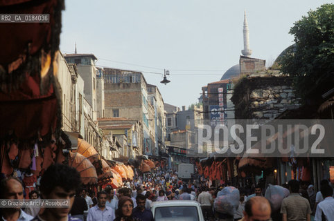 ( TURCHIA ) ISTANBUL :  STRADA DI UN VECCHIO QUARTIERE   - © 1986 Graziano Arici/Rosebud2 / GEO