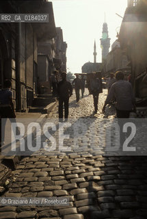 ( TURCHIA ) ISTANBUL :  STRADA DI UN VECCHIO QUARTIERE   - © 1986 Graziano Arici/Rosebud2 / GEO