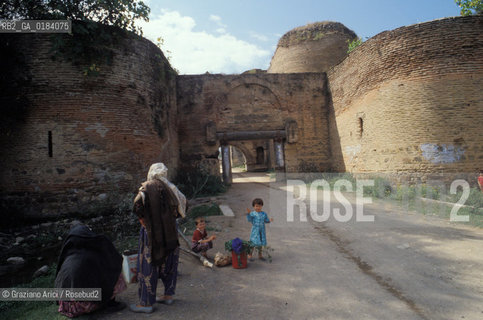 ( TURCHIA ) NICEA :  LE MURA  -  © 1986 Graziano Arici/Rosebud2 / GEO /