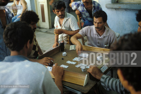 ( TURCHIA ) ANTALYA  : GIOCO DEL DOMINO  -  © 1986 Graziano Arici/Rosebud2 / GEO