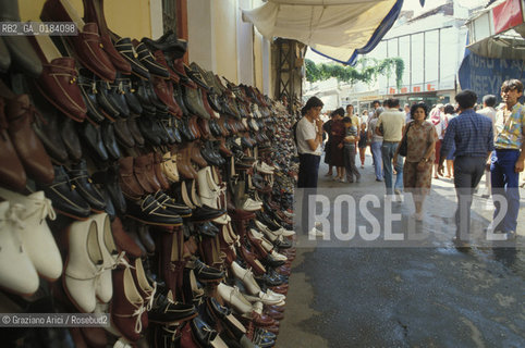 ( TURCHIA ) SMIRNE  : UNA STRADA DEL CENTRO  -  © 1986 Graziano Arici/Rosebud2 / GEO / SCARPE