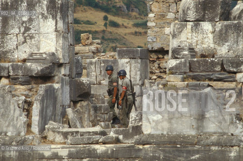 ( TURCHIA ) EFESO  : SITO ARCHEOLOGICO - SOLDATI TRA LE ROVINE -  © 1986 Graziano Arici/Rosebud2 / GEO