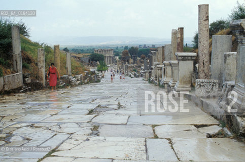 ( TURCHIA ) EFESO  : RESTI ARCHEOLOGICI - STRADA DI MARMO  -  © 1986 Graziano Arici/Rosebud2 / GEO .