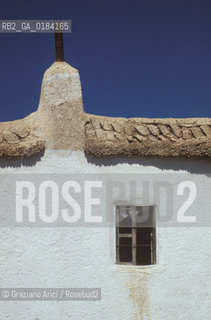 ( TURCHIA ) ANATOLIA : MURO E TETTO DI PAGLIA -  © 1986 Graziano Arici/Rosebud2 / GEO / BIANCO
