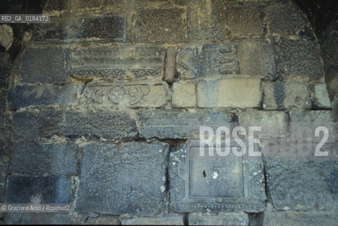 ( TURCHIA ) ANATOLIA : MURO DI CARAVANSERRAGLIO CON RESTI ARCHEOLOGICI -  © 1986 Graziano Arici/Rosebud2 / GEO