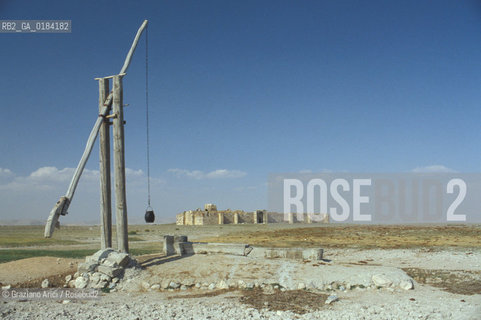 ( TURCHIA ) ANATOLIA : POZZO E CARAVANSERRAGLIO -  © 1986 Graziano Arici/Rosebud2 / GEO