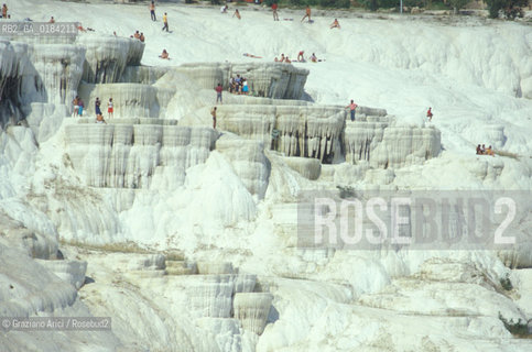 ( TURCHIA ) PAMUKKALE : CASCATA DI ACQUA CALCAREA  -  © 1986 Graziano Arici/Rosebud2 / GEO / TERME