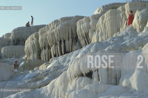 ( TURCHIA ) PAMUKKALE : CASCATA DI ACQUA CALCAREA  -  © 1986 Graziano Arici/Rosebud2 / GEO / TERME