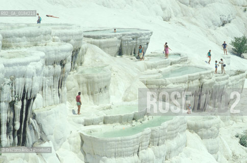 ( TURCHIA ) PAMUKKALE : CASCATA DI ACQUA CALCAREA  -  © 1986 Graziano Arici/Rosebud2 / GEO / TERME